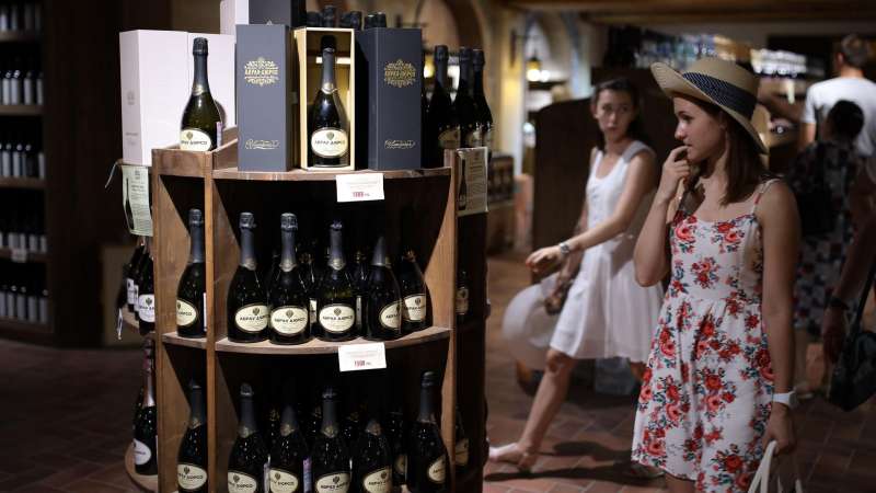 Эксперт объяснил, как вино в России за 15 лет стало "гендерно-нейтральным"