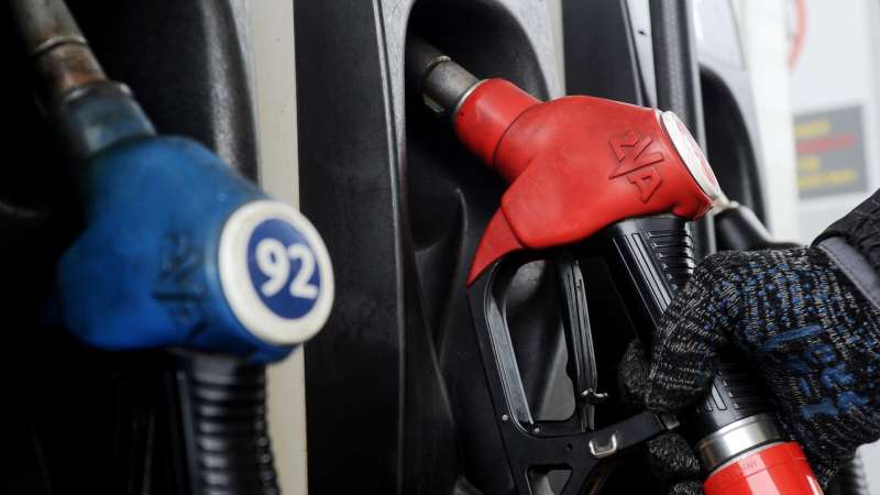 Эксперт рассказал, чего не хватает для снижения цен на бензин в России