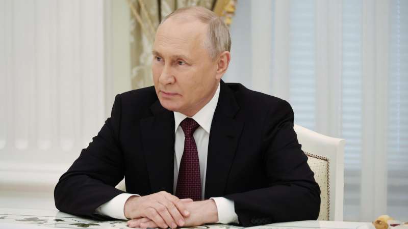 Путин поручил предусмотреть условия для закупок в сфере высоких технологий