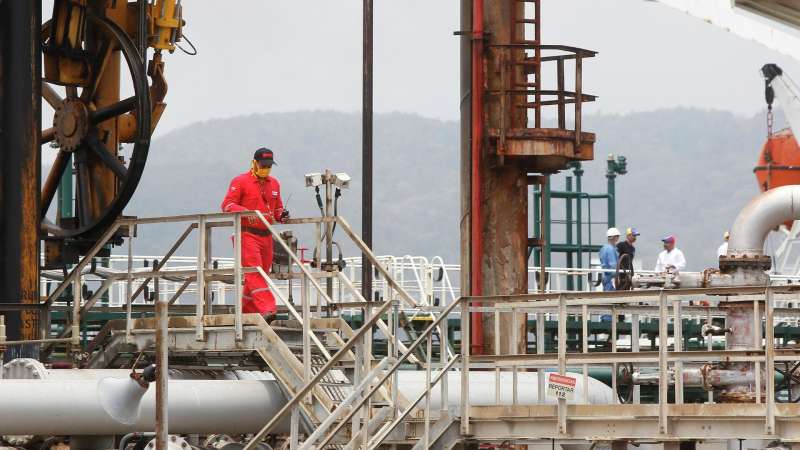 Россия и Венесуэла хотят восстановить суточный уровень добычи нефти
