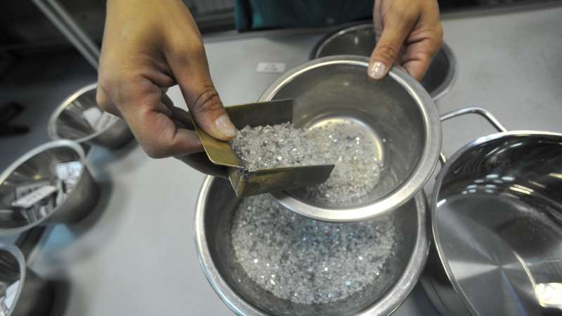 Россия впервые заняла более трети мирового рынка производства алмазов
