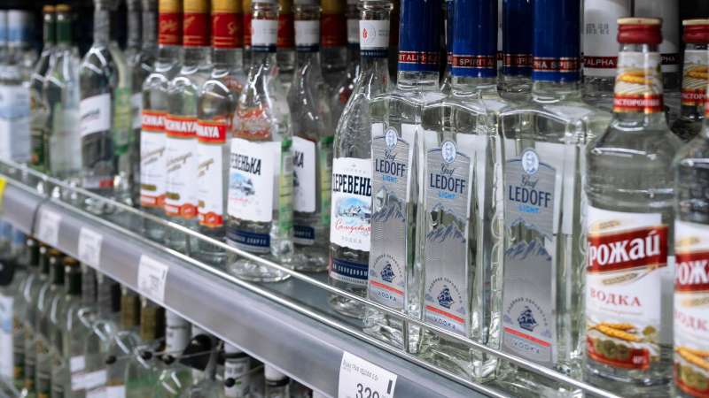 В Госдуму внесли закон о продаже алкоголя в аэропортах на внутренних рейсах