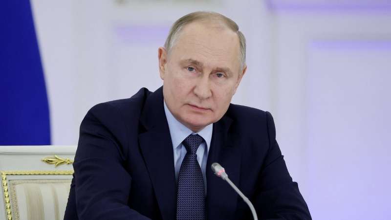 Путин разрешил сделки с акциями Ренессанс Страхования и Ozon