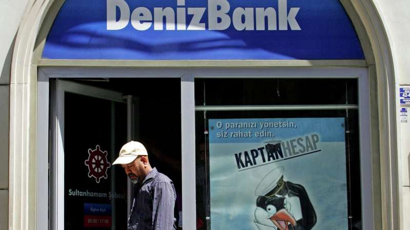 В турецком DenizBank назвали причину запроса ВНЖ у клиентов-россиян