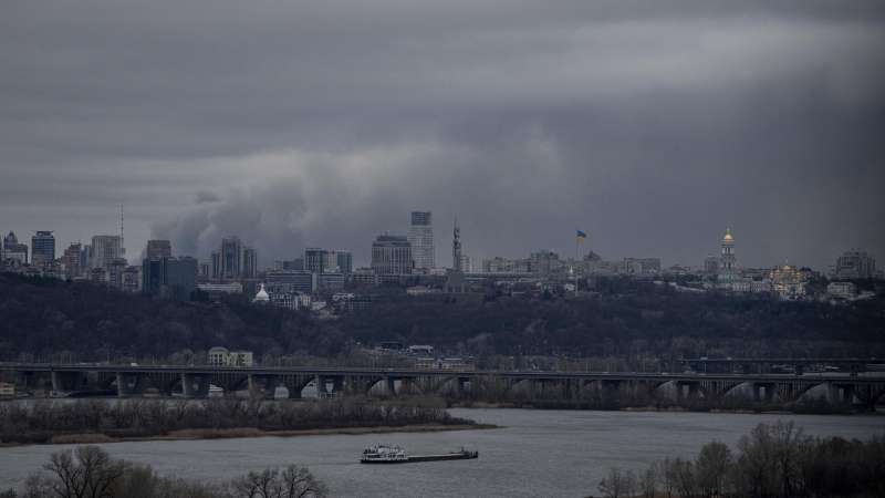 Оплачивать военные расходы Украины придется ее жителям, заявил Медведчук