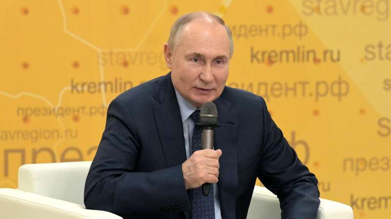 Путин призвал поддержать российский бизнес в сфере туризма