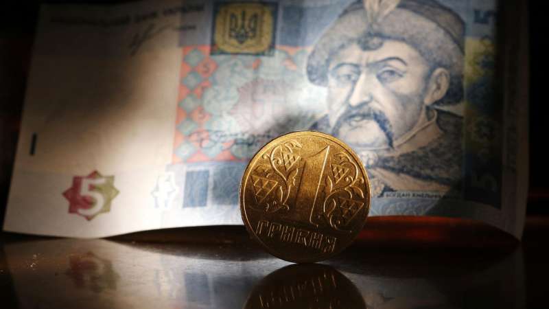 Гривна вошла в десятку самых слабых валют мира, заявил украинский экономист