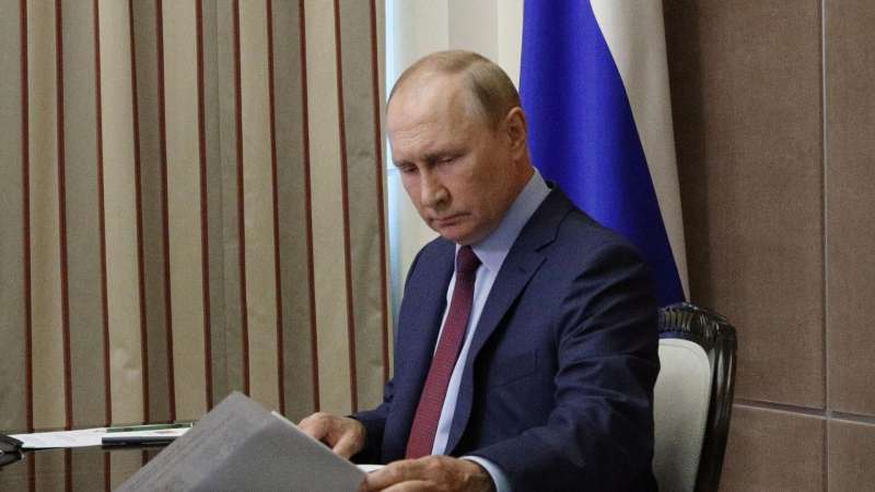 Путин поручил обеспечить докапитализацию Фонда развития промышленности