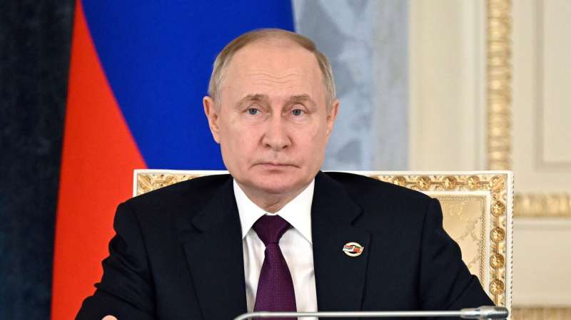 Путин поручил разработать новые системы оплаты труда бюджетников