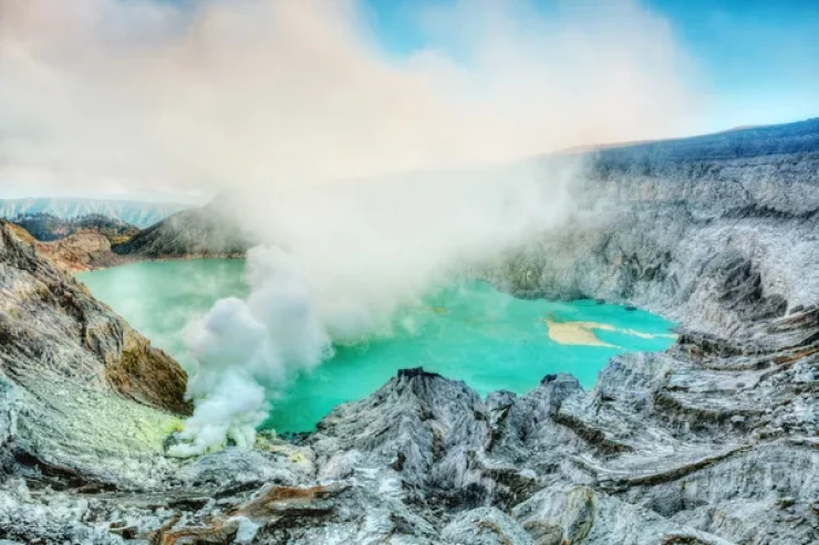 Смертельное фото: туристка упала в вулканический кратер в Индонезии