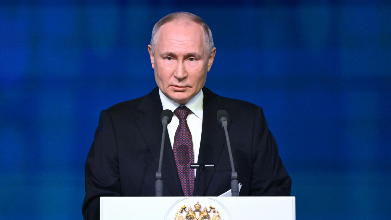 Экономика является базой развития страны, заявил Путин