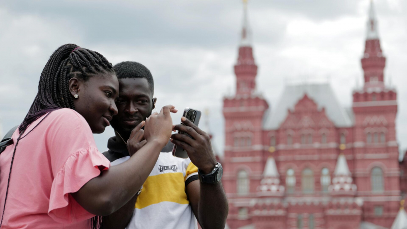 Эксперты рассказали, как расплачиваются в России иностранные туристы