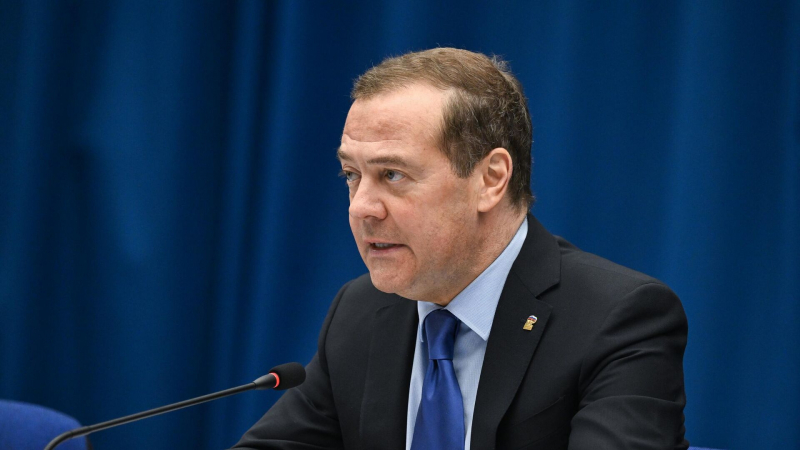Медведев рассказал о требованиях к работе предприятий ВПК