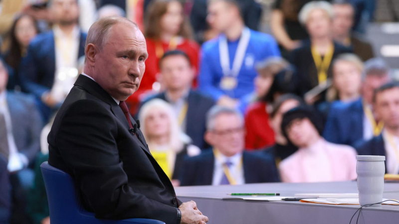 Путин призвал наращивать экономические возможности Петербурга
